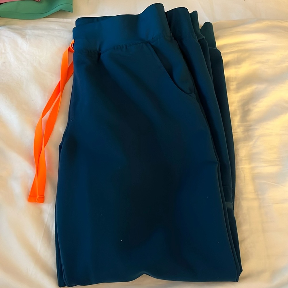 Figs Zamora jogger scrub pants!
